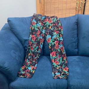 Very comfortable medium size pants. Wearable with almost any comfy top